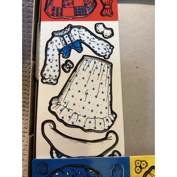 2017 Holly Hobbie Colorforms Classics Dress Up Set Toy Paper Doll with 4 Outfits - Picture 13 of 16